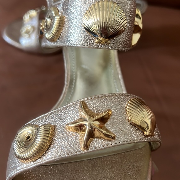 Larroudé Sea Shell Gold Metallic Madison Studded High Heel Sandals SIZE 9 NWT - Picture 6 of 11